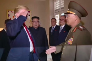 トランプ大統領が北朝鮮軍人に敬礼！